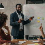 Réunion collaborative avec des professionnels africains appliquant le management participatif.